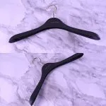 Rubber Coated Suit Hangers - Black Matte 39cm Wide Shoulder - Imagen 9
