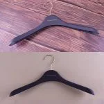 Rubber Coated Suit Hangers - Black Matte 39cm Wide Shoulder - Imagen 5