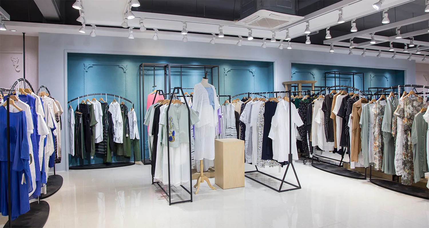 Zware duty wetsuithangers getoond in de winkel