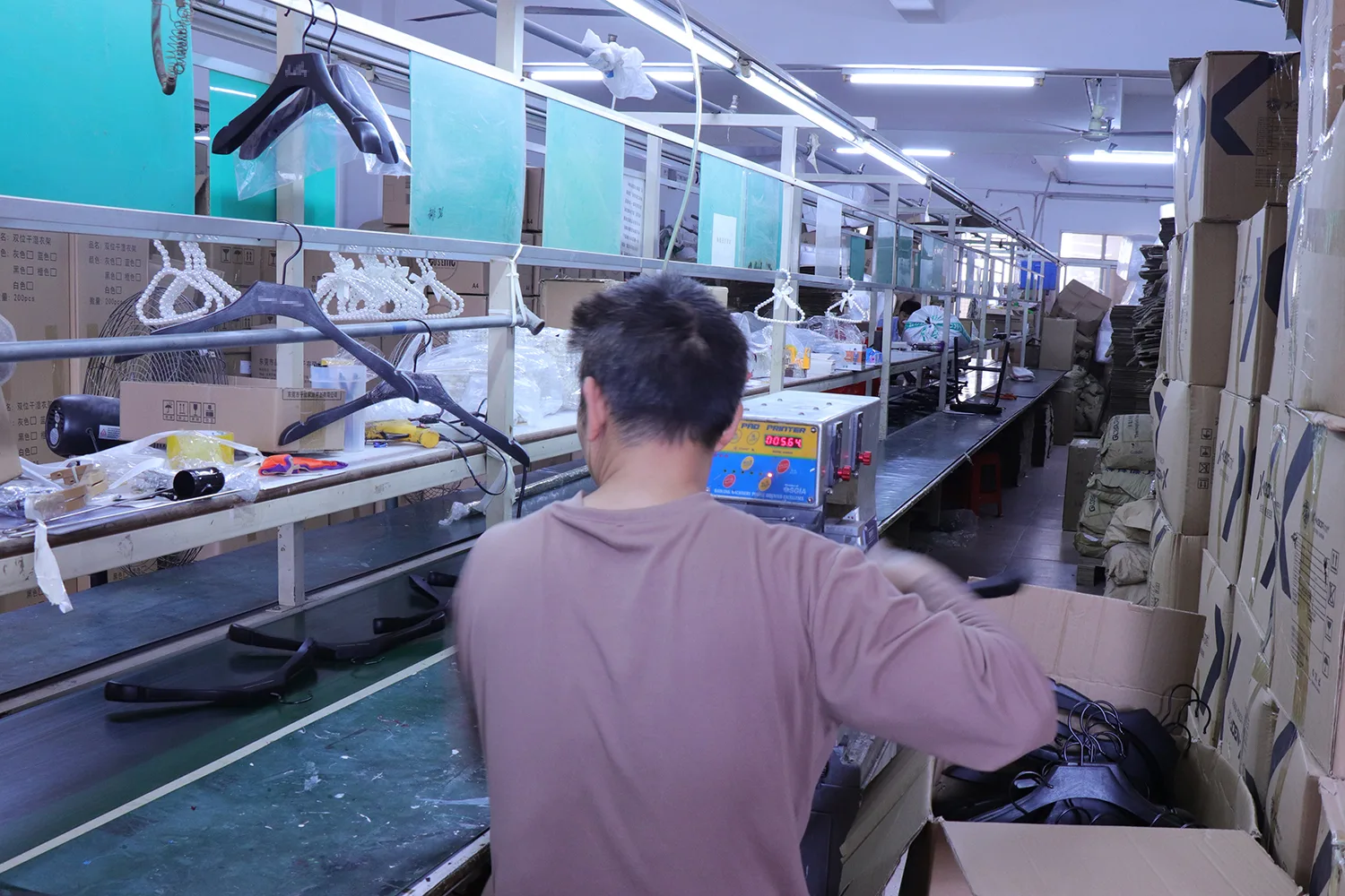 officina di produzione di appendiabiti in plastica tramite stampaggio a iniezione