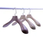 Perchas de plástico de hombros anchos y resistentes personalizadas (al por mayor)