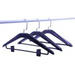 Cintres en plastique personnalisés pour hôtel avec barre transversale et clips (en gros)