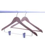 Percha de madera para abrigos con barras transversales y clips