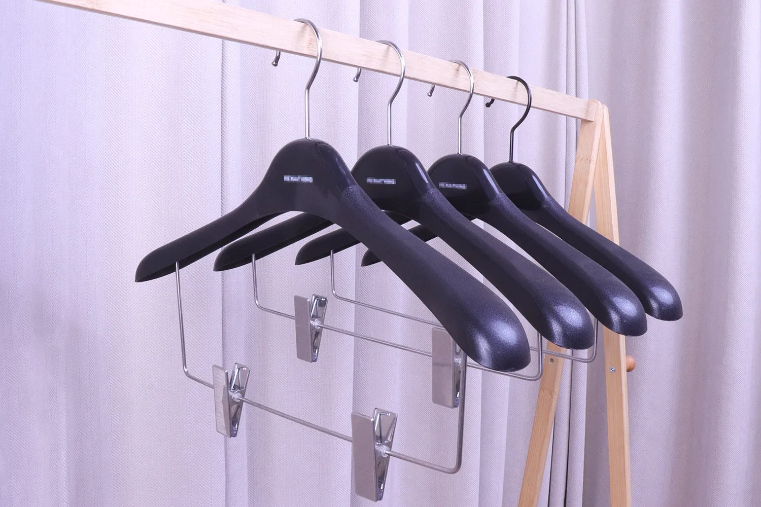 Cintre en plastique classique de 4,5cm de large pour épaules