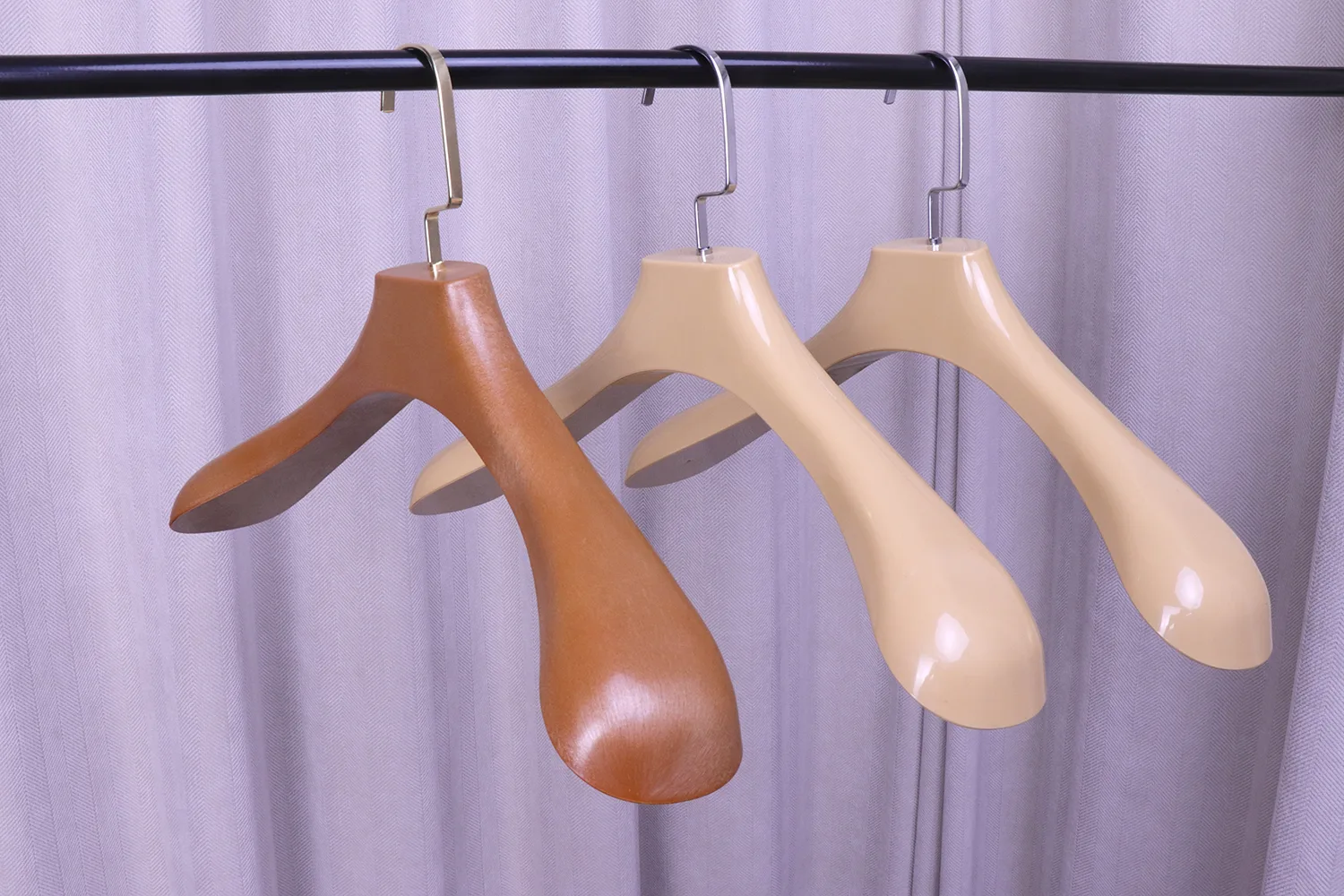 percha de traje de plástico de hombro ancho en bulk negro