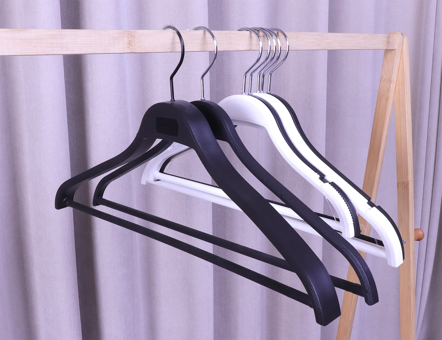 2.5cm thickened shoulder menswear hanger detail