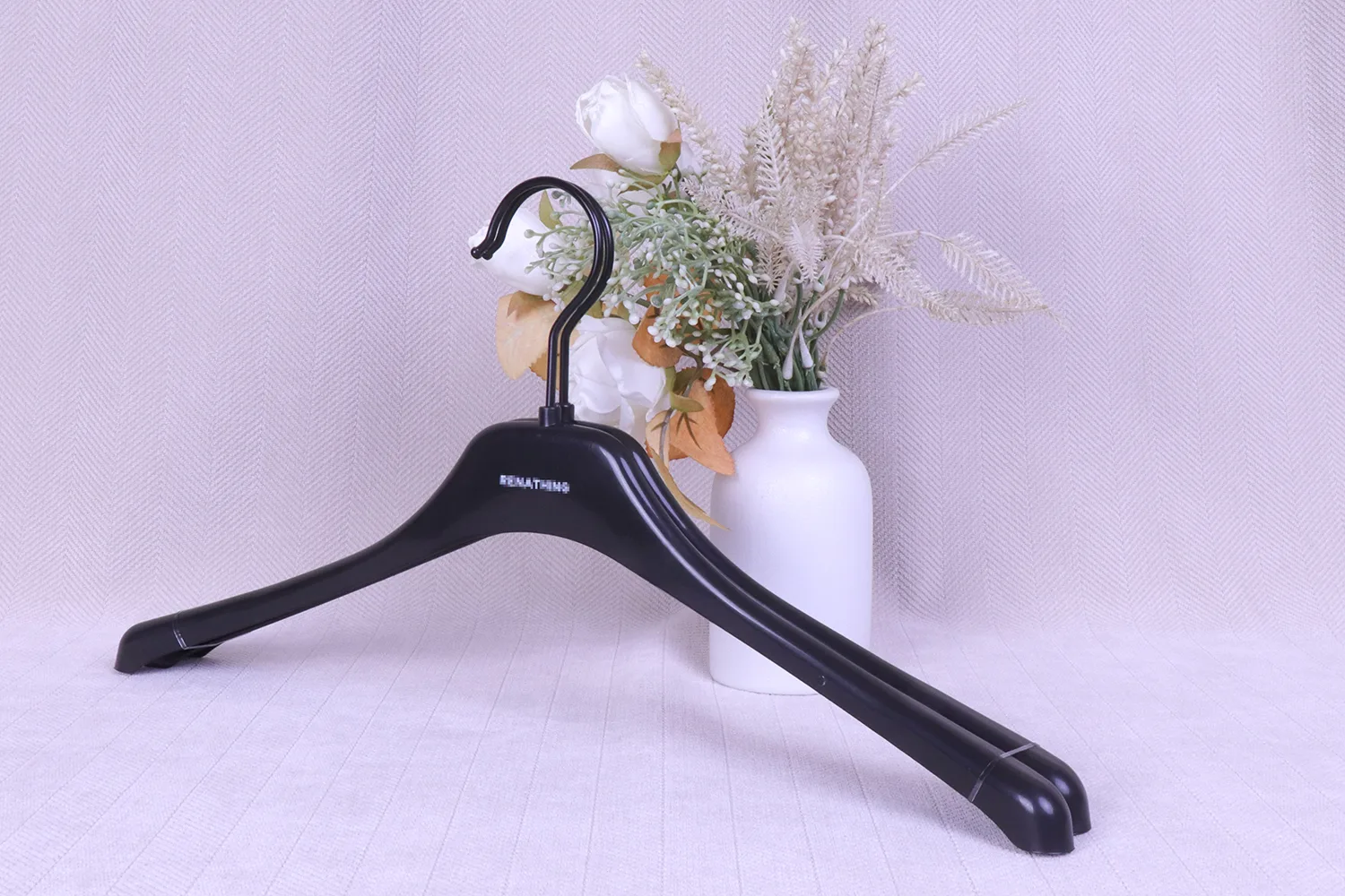 Cintre classique en plastique noir de 42cm vue de face