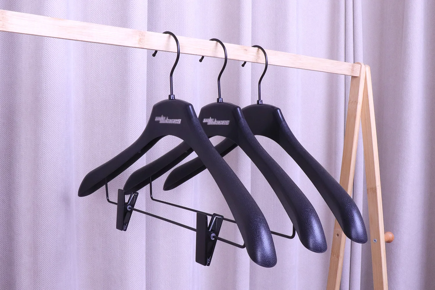 portant de grande taille avec barre transversale en métal robuste