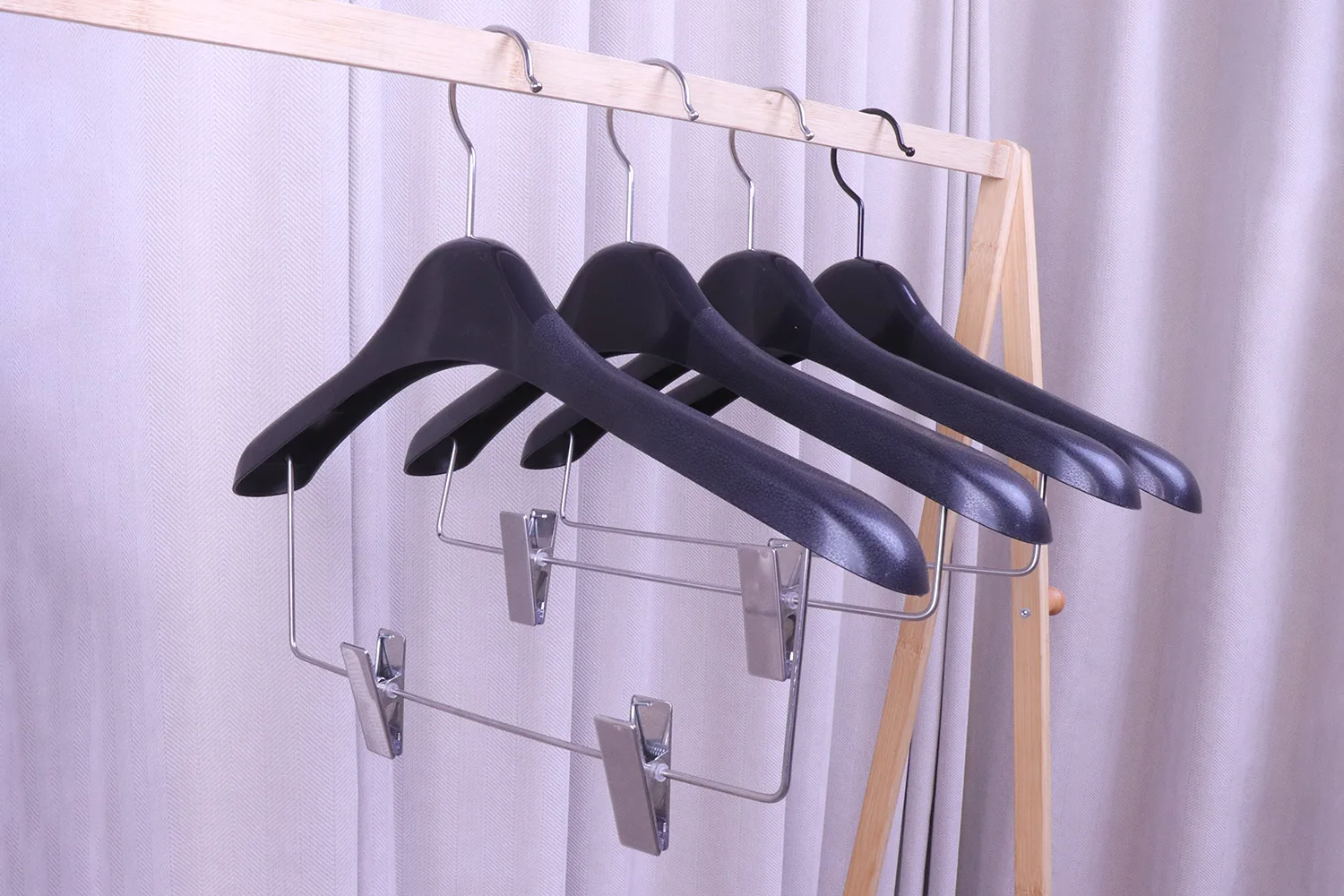 Cintre en plastique avec barre transversale en métal robuste