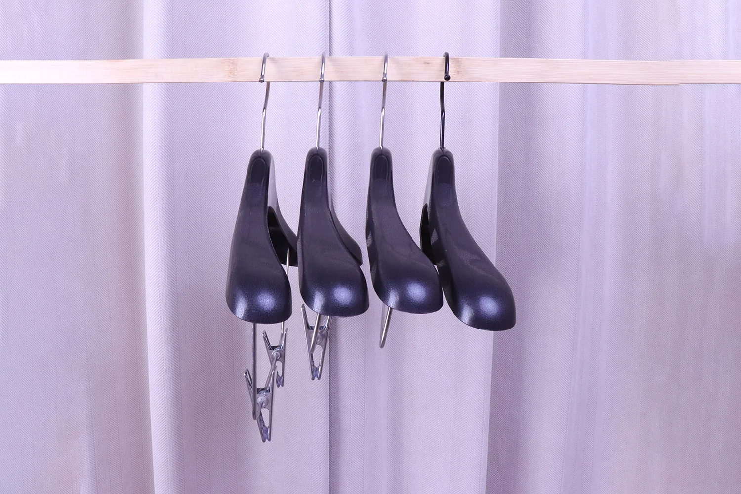 Cintres en plastique haut de gamme avec clips métalliques mobiles