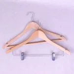 Coat hanger wooden hotel hanger with cross bars and clips - Imagen 7