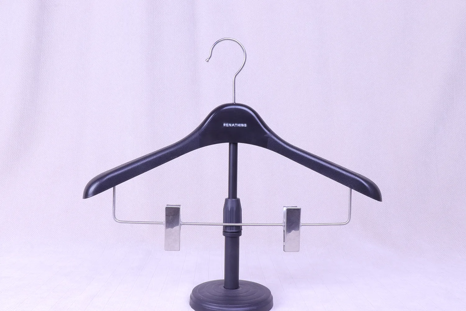 Cintre à barre prolongée avec clips en commande en gros
