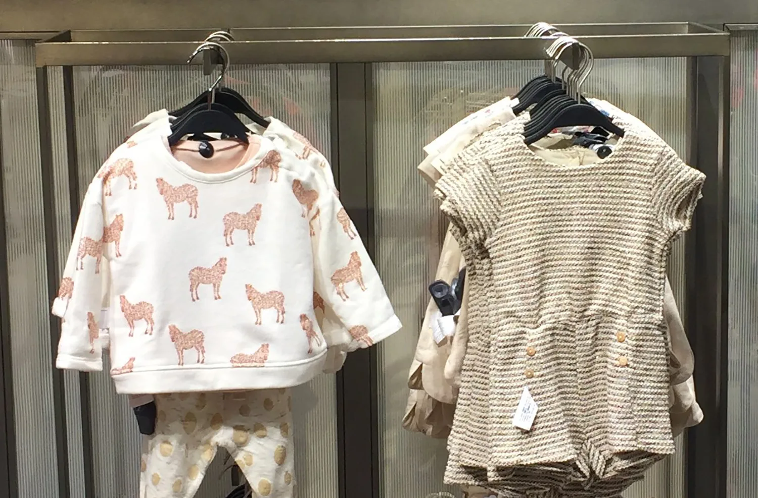 Kinderkleiderbügel in moderner Kinderboutique ausgestellt