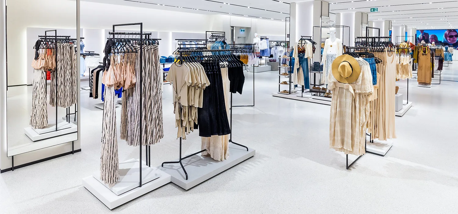 cintres en plastique pour vêtements affichés en boutique