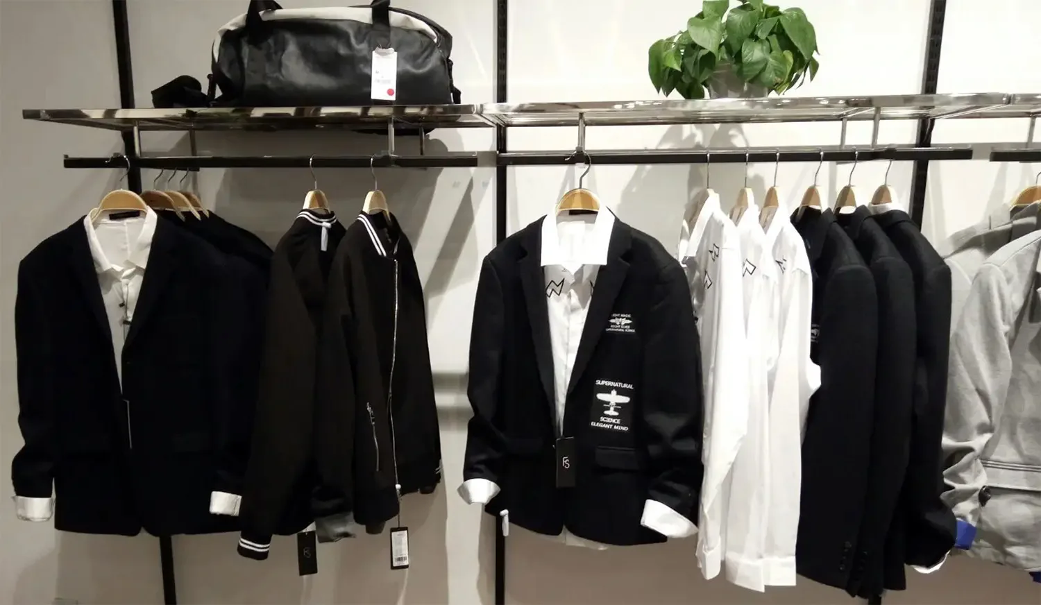 appendiabiti di plastica di lusso personalizzato con barra nel guardaroba al dettaglio
