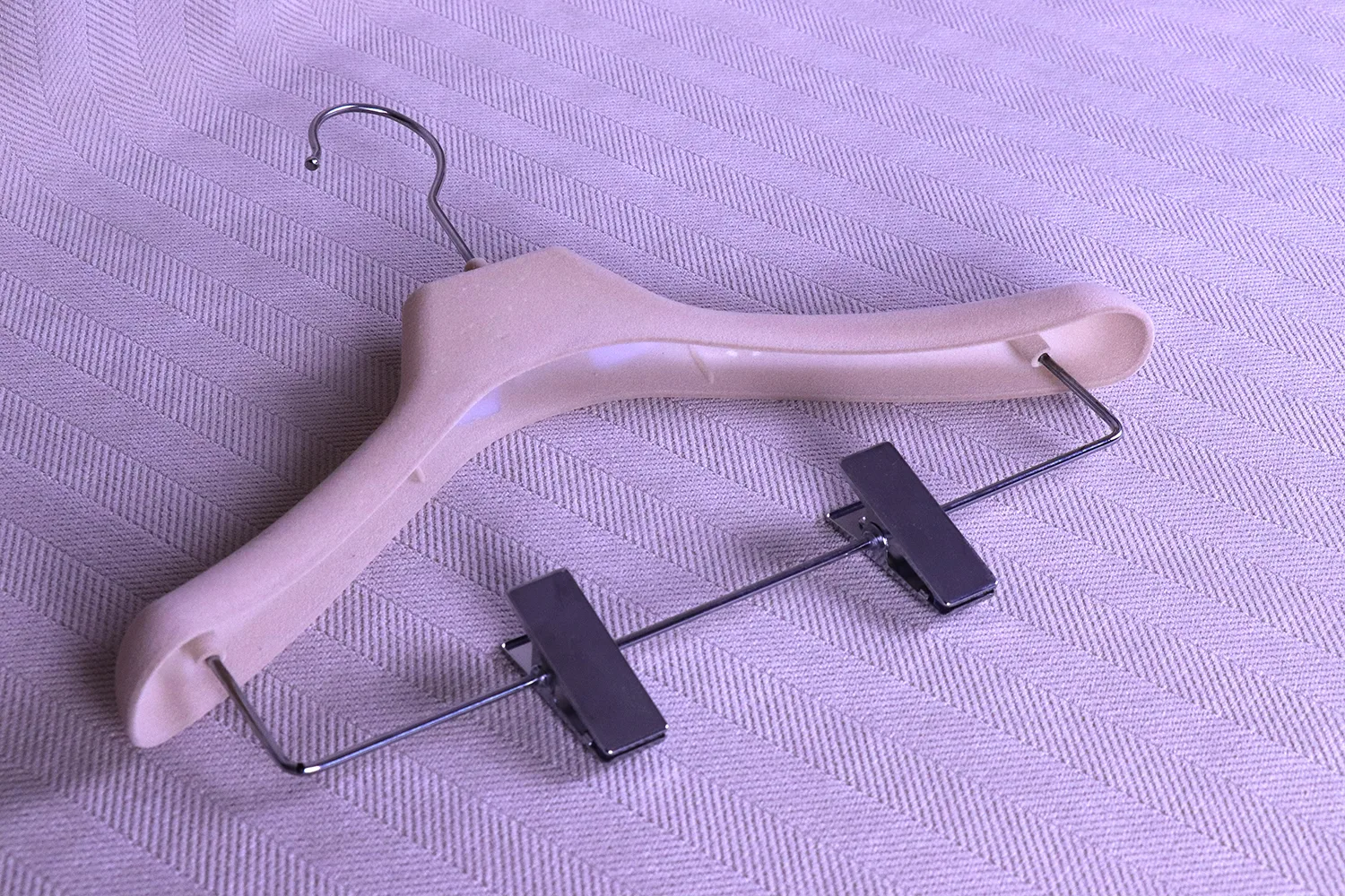 4cm wide shoulder profile on flocked hanger detail
