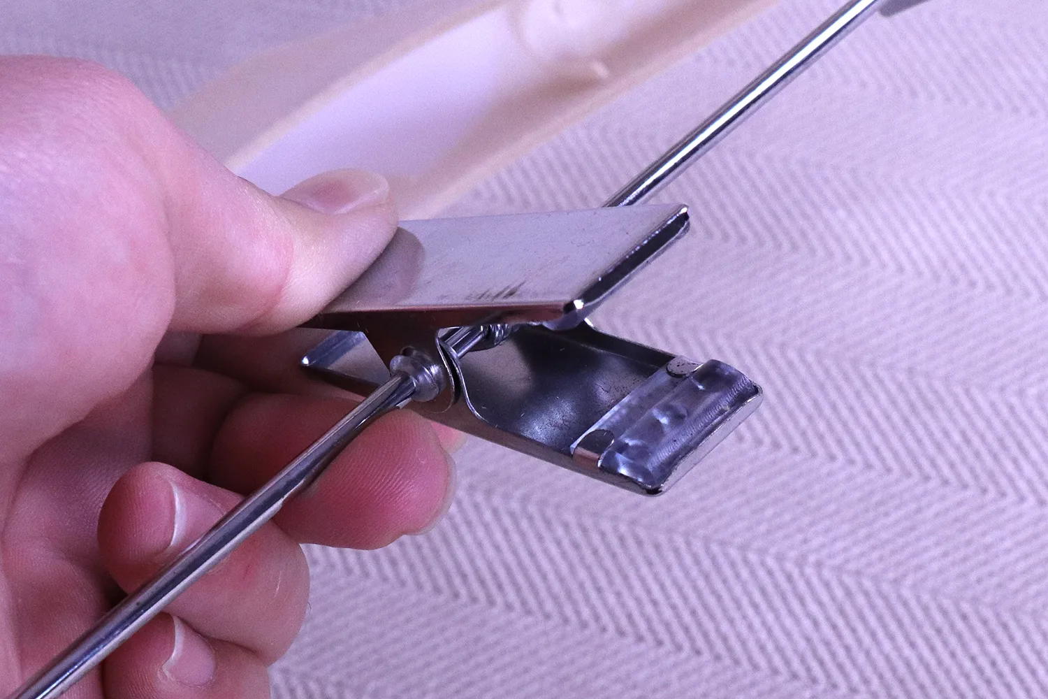 360 rotating hook on luxury velvet suit hanger