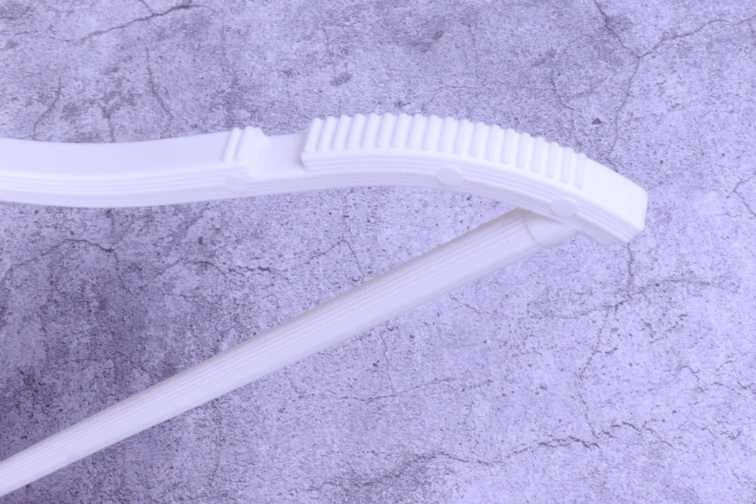 Rotierender Metallhaken und rutschfeste Schulterdetails