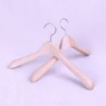 Solid wood hanger burlywood black wood wide shoulder hangers - Imagem 7