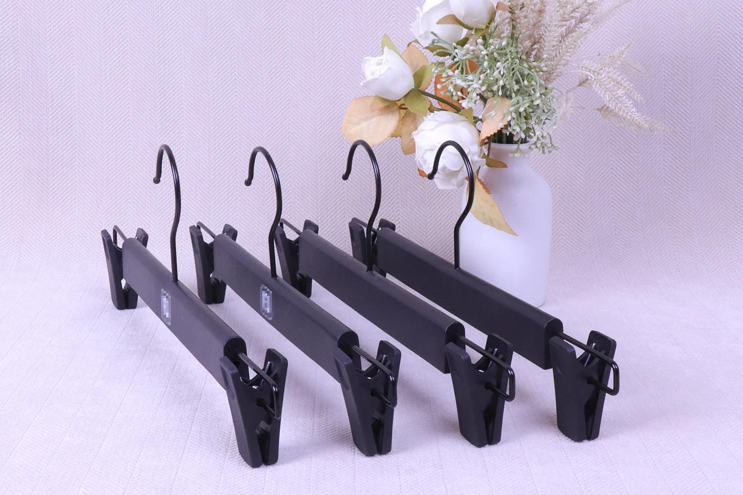 Penderie inférieure en plastique avec clips mobiles