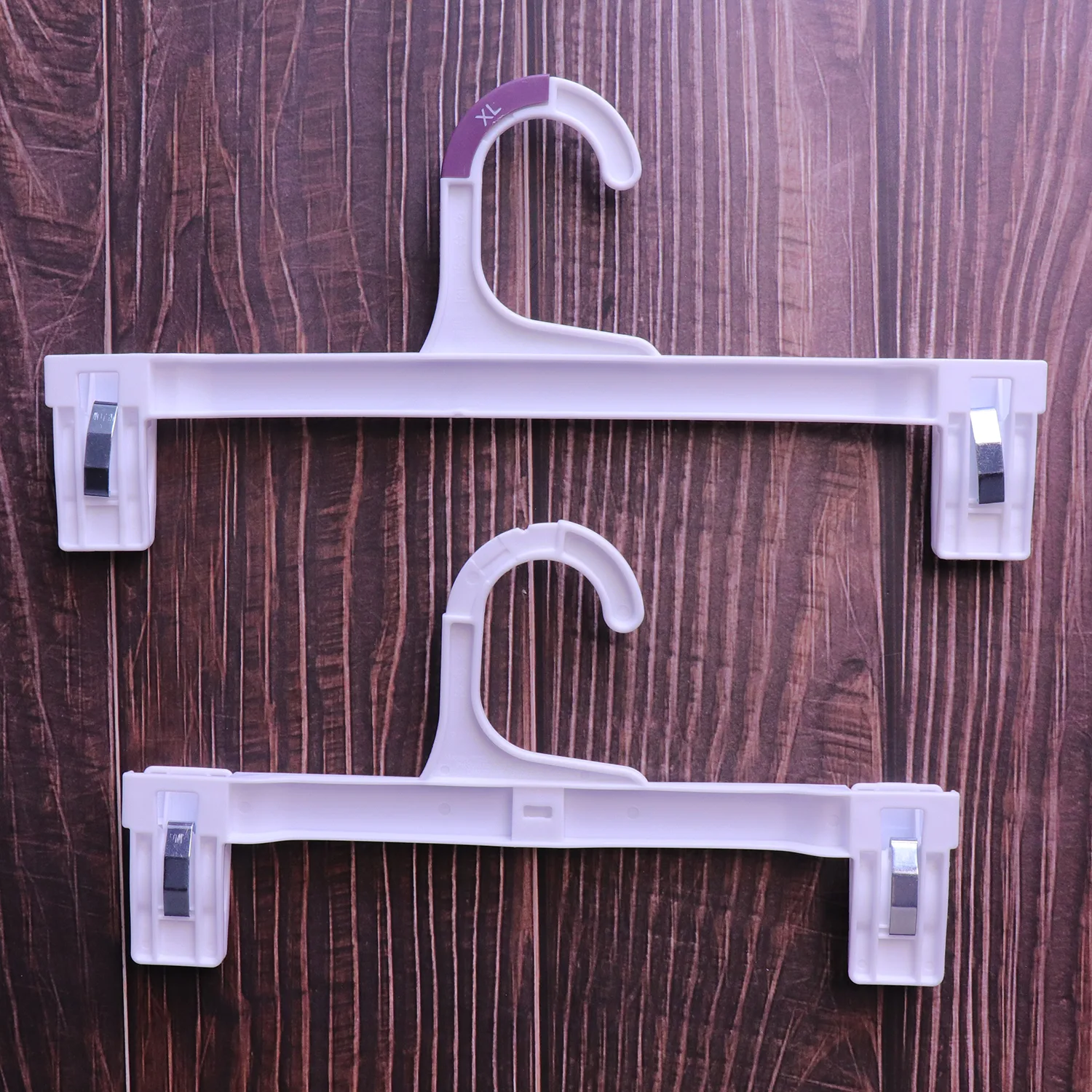 cintre en plastique blanc pour pantalons avec clips T12MC