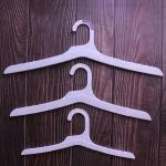 Cintres en plastique blanc personnalisés pour la vente au détail et cintres pour pantalons (commande en gros)