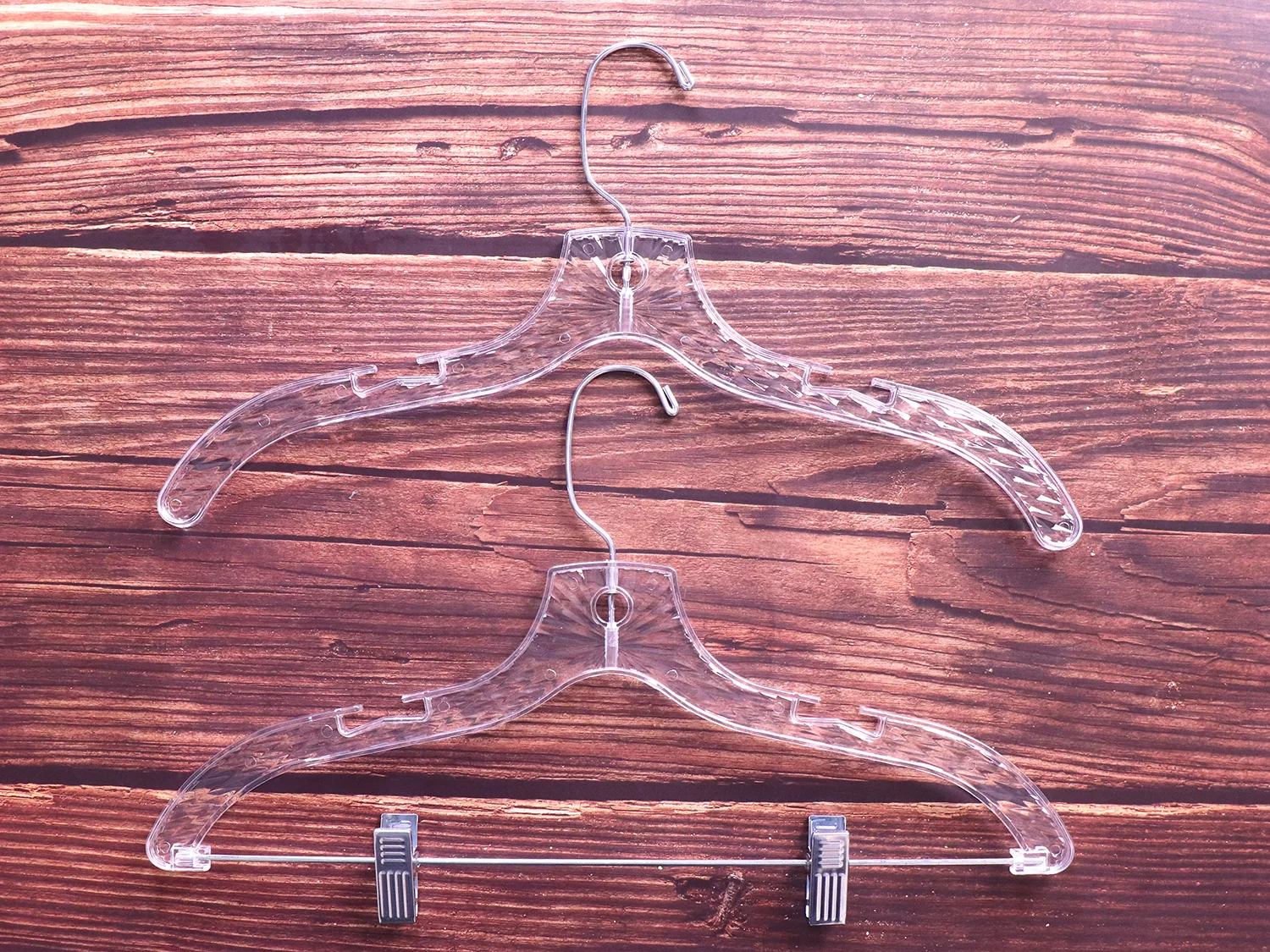 Colgador de abrigo de plástico transparente de 17 pulgadas para adultos