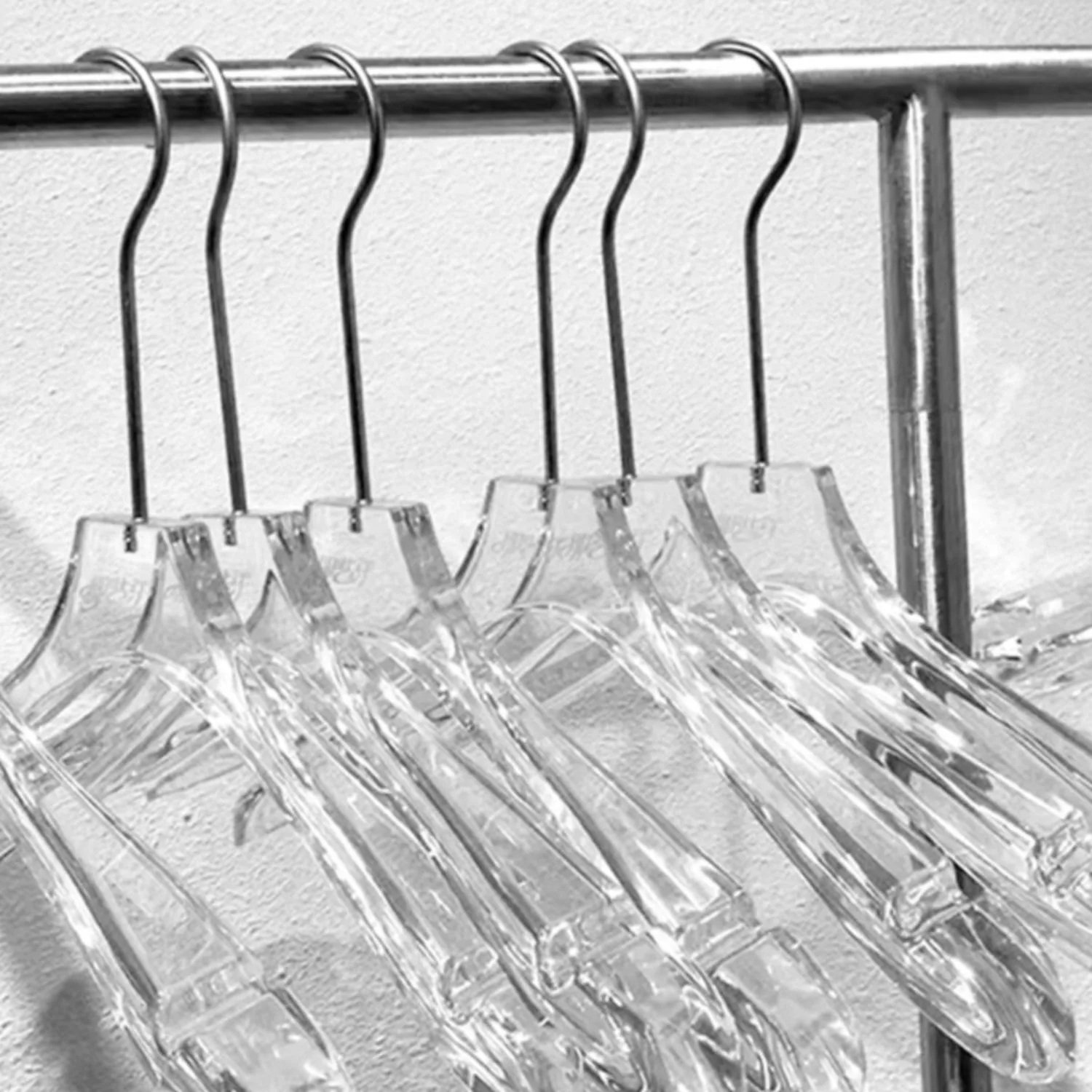 Clips metálicos ajustables antideslizantes para perchas de acrílico