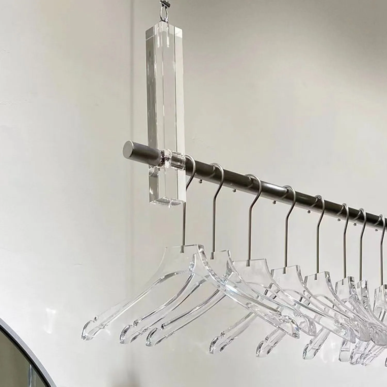 Grabado láser de logotipo personalizado en percha de acrílico transparente