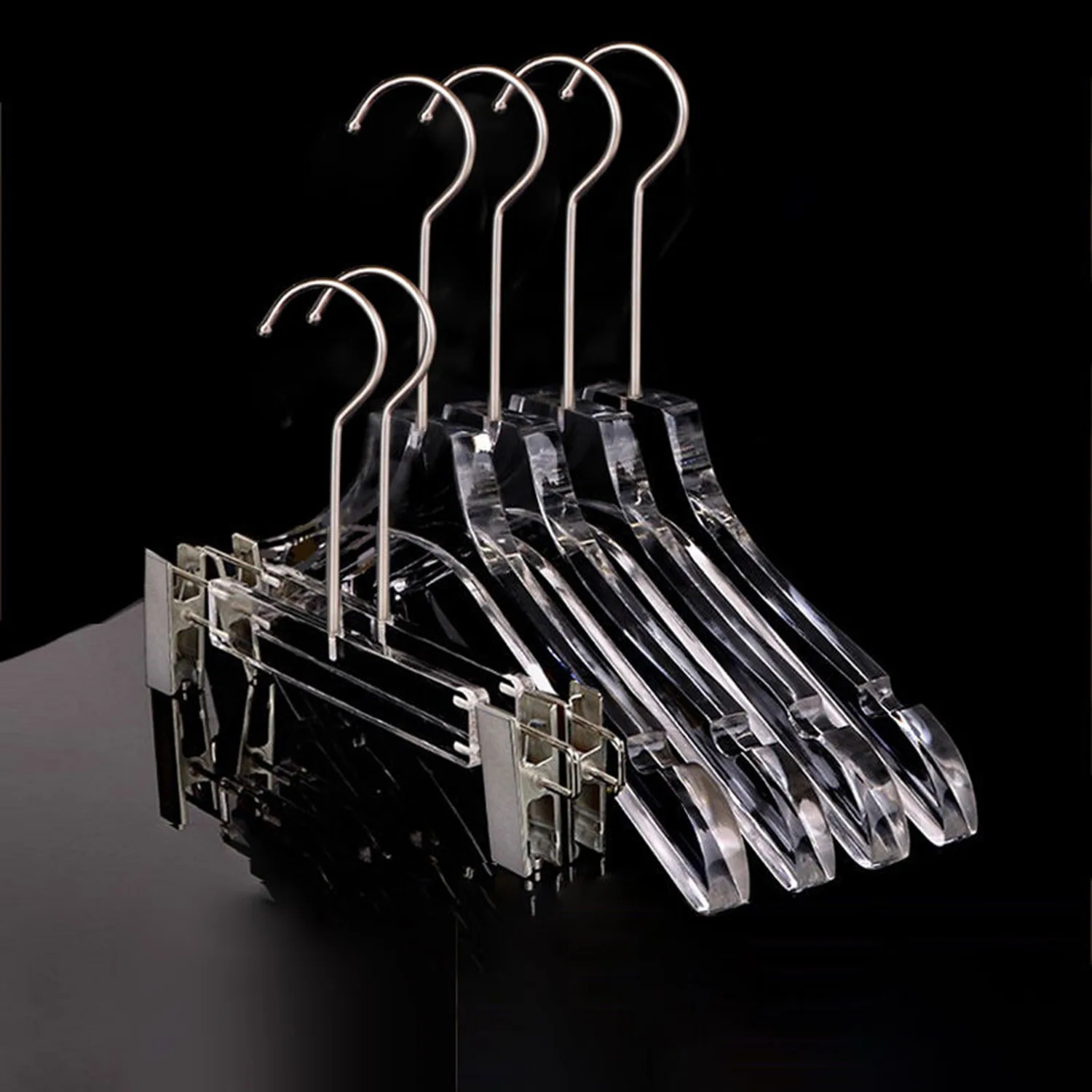 Visión general de perchas de ropa de acrílico transparente con clips