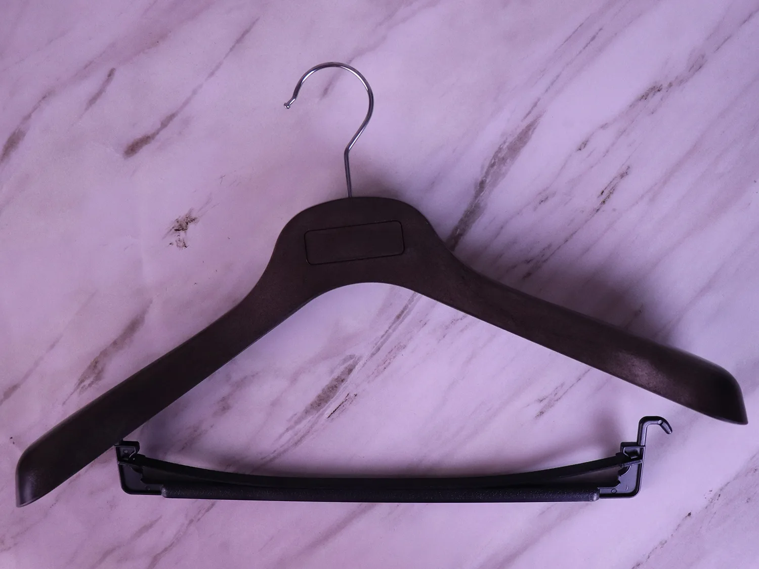 courbure ergonomique de l'épaule du cintre pour costume d'homme