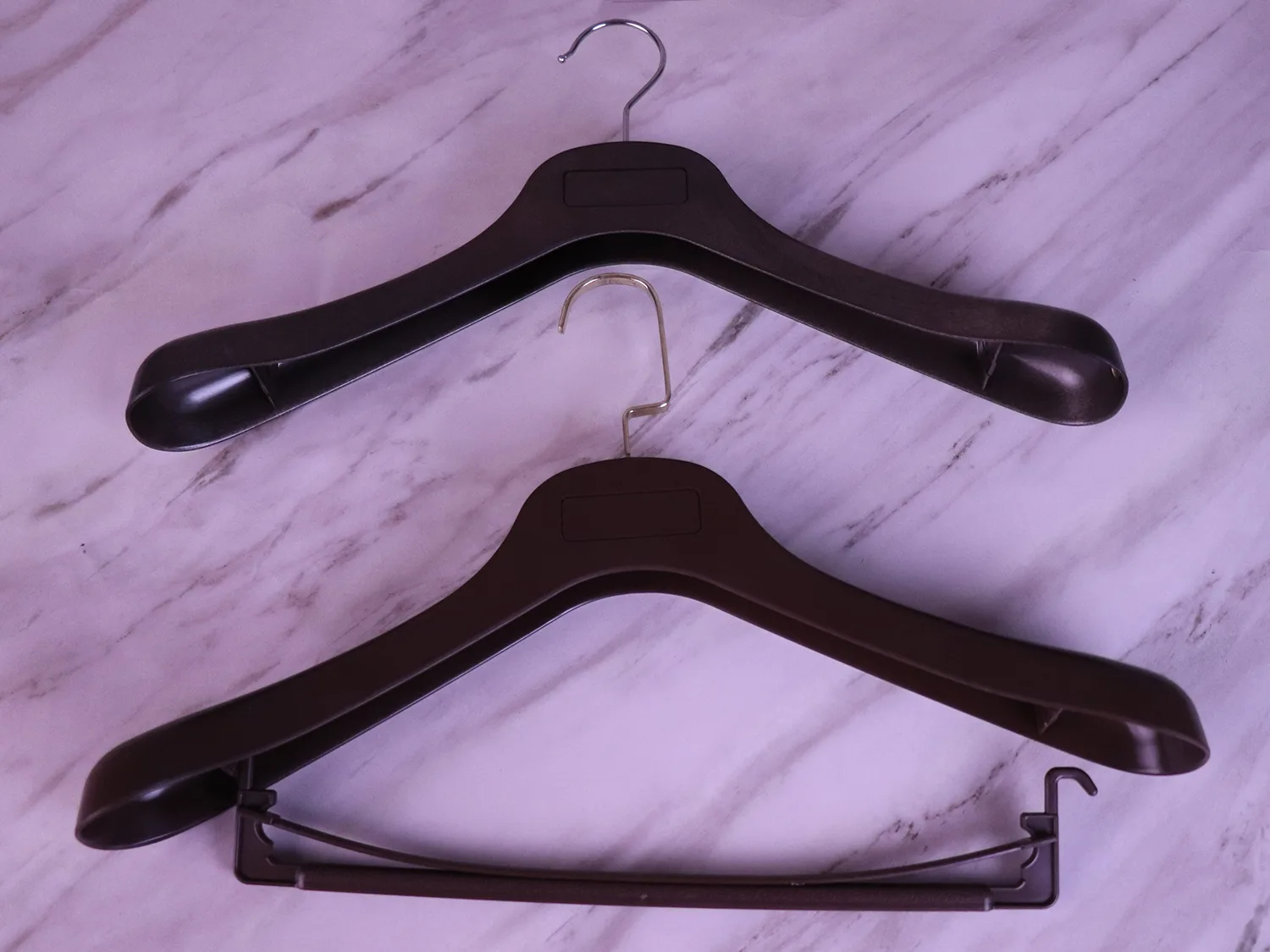 cintre en plastique pour costume avec détails de pince pour pantalon