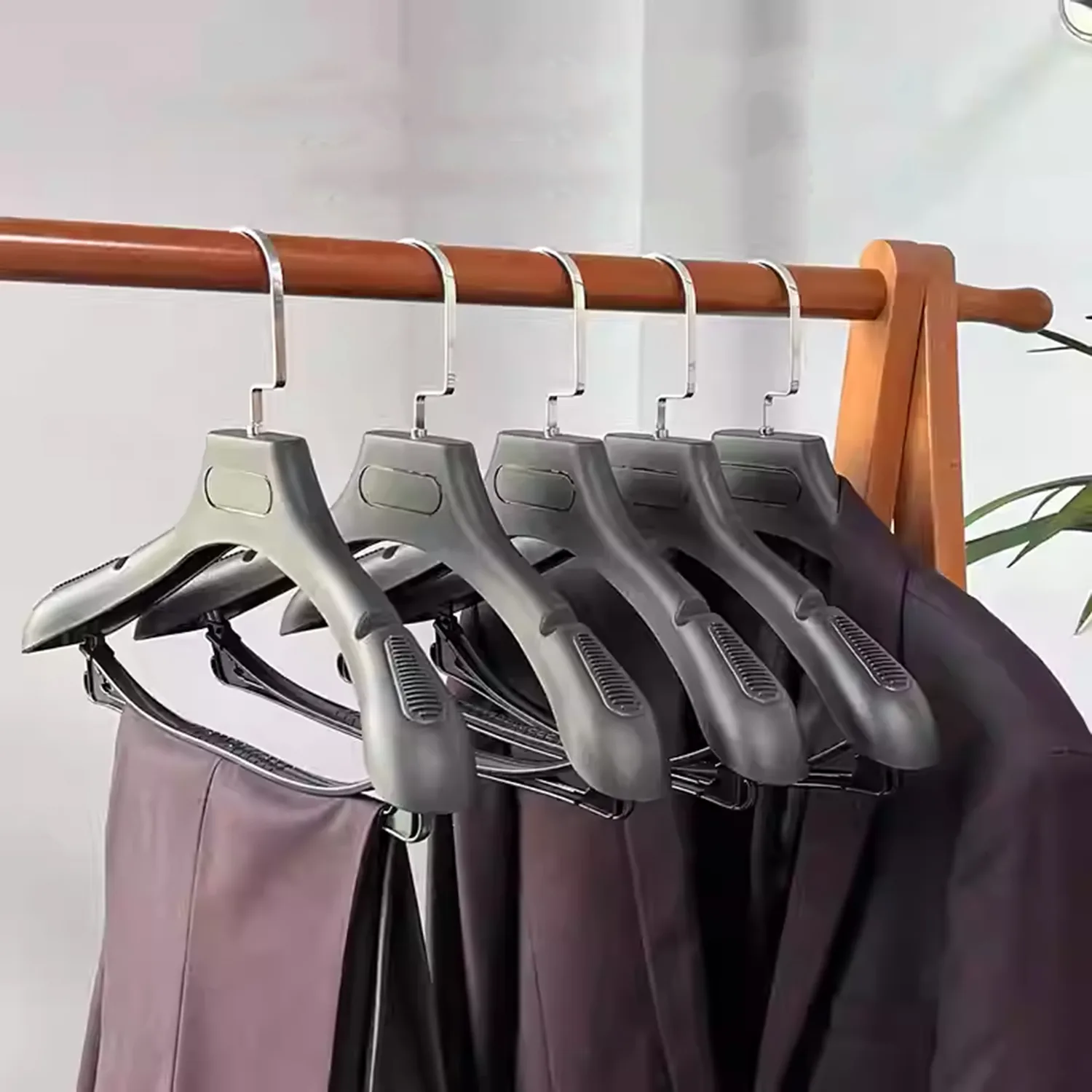 cintres en plastique pour costumes d'hommes à large épaule en gros