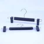 Cabides de Calças de Plástico Pretos Personalizados com Clips Anti-Deslizantes Macios (Atacado)
