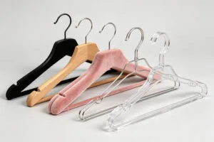 types de cintres pour vêtements guide complet plastique velours bois métal acrylique